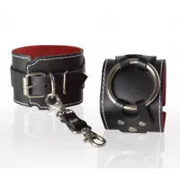 Чёрные кожаные наручники-напульсники с красной изнанкой